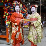 geisha maiko Geisha and Maiko in Japan with their copy of Shoeholics Magazine