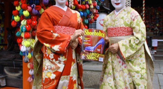 geisha maiko Geisha and Maiko in Japan with their copy of Shoeholics Magazine